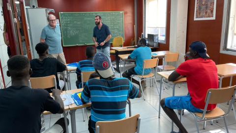 (19/7/22) Ángel Gabilondo charla con varios jóvenes que se encentran en el Centro de Estancia Temporal de Inmigrantes (CETI) durante su visita a Melilla el 19 de julio de 2022. (19/7/22) Ángel Gabilondo charla con varios jóvenes que se encentran en el Centro de Estancia Temporal de Inmigrantes (CETI) durante su visita a Melilla el 19 de julio de 2022.