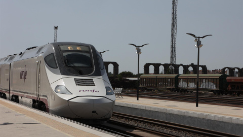 18/07/2022-Vista del tren Alvia S-730 que ha partido este lunes desde la estación de Cáceres con destino a Badajoz, con el que se ha inaugurado el tren de altas prestaciones de Extremadura, este lunes en Mérida 18/07/2022-Vista del tren Alvia S-730 que ha partido este lunes desde la estación de Cáceres con destino a Badajoz, con el que se ha inaugurado el tren de altas prestaciones de Extremadura, este lunes en Mérida