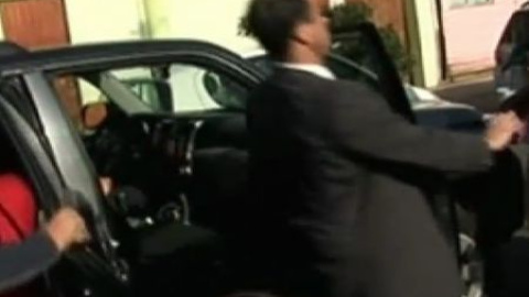 Un joven escupe en la cara a Michelle Bachelet durante un acto electoral Un joven escupe en la cara a Michelle Bachelet durante un acto electoral