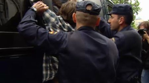 Un detenido en la concentración frente al "banco malo" Un detenido en la concentración frente al "banco malo"