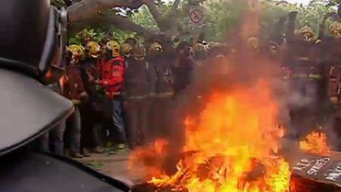 Los mossos cargan contra los bomberos que se manifiestan ante el Parlament Los mossos cargan contra los bomberos que se manifiestan ante el Parlament