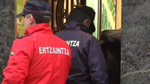 Detienen a un hombre en Bilbao por propinar una paliza a una mujer Detienen a un hombre en Bilbao por propinar una paliza a una mujer
