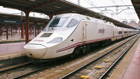 Imagen de archivo de un tren de alta velocidad de la serie 130 de Renfe. Imagen de archivo de un tren de alta velocidad de la serie 130 de Renfe.