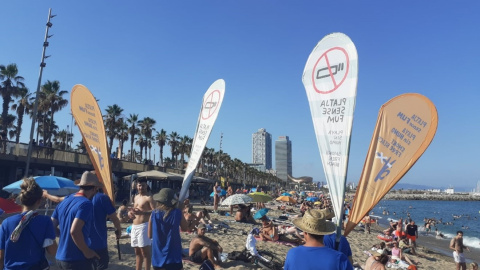 Una acció de sensibilització dels usuaris de la platja impulsada per l'Ajuntament de Barcelona. Una acció de sensibilització dels usuaris de la platja impulsada per l'Ajuntament de Barcelona.