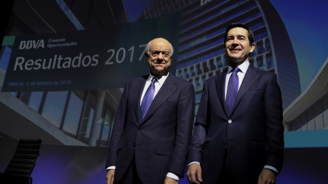 El presidente de BBVA, Francisco Gonzalez, con el consejero delegado y su sucesor desde el 1 de enero de 2019, Carlos Torres, en la presentación de resultados del banco de 2017. REUTERS/Sergio Perez El presidente de BBVA, Francisco Gonzalez, con el consejero delegado y su sucesor desde el 1 de enero de 2019, Carlos Torres, en la presentación de resultados del banco de 2017. REUTERS/Sergio Perez