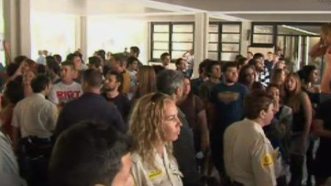 Los estudiantes reciben a Fabra entre abucheos Los estudiantes reciben a Fabra entre abucheos