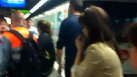 La "cazacarteristas" del metro de Barcelona impide escapar a unos ladrones La "cazacarteristas" del metro de Barcelona impide escapar a unos ladrones