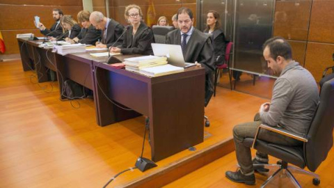 El condenado a prisión permanente revisable por asesinar a una bebé en Vitoria, en el juicio. EFE El condenado a prisión permanente revisable por asesinar a una bebé en Vitoria, en el juicio. EFE
