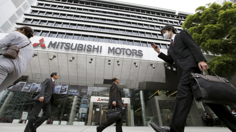 Gente caminando frente a la sede de Mitsubishi Motors en Tokio, Japón. REUTERS/Toru Hanai Gente caminando frente a la sede de Mitsubishi Motors en Tokio, Japón. REUTERS/Toru Hanai