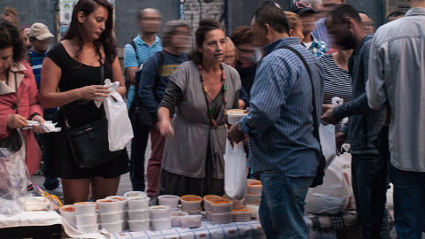 El colectivo Plaza Solidaria reparte alimentos. - Cedida El colectivo Plaza Solidaria reparte alimentos. - Cedida