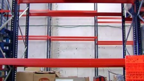 Las estanterías del Banco de alimentos de Valencia, vacías Las estanterías del Banco de alimentos de Valencia, vacías