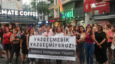 Organizaciones feministas en un acto por el Convenio de Estambul (Izmir).