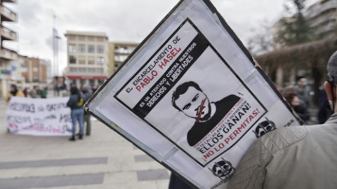 Una pancarta contra el encarcelamiento de Pablo Hasel durante una manifestación en Guadalajara (España), Una pancarta contra el encarcelamiento de Pablo Hasel durante una manifestación en Guadalajara (España),