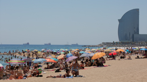 La gente se refugia del calor en la playa de La Barceloneta en Catalunya. Imagen de Archivo. La gente se refugia del calor en la playa de La Barceloneta en Catalunya. Imagen de Archivo.