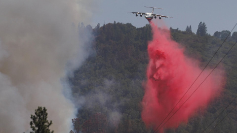 Los medios aéreos intentan controlar las llamas cercanas al parque de Yosemite, en California (EEUU), a 23 de julio de 2022. Los medios aéreos intentan controlar las llamas cercanas al parque de Yosemite, en California (EEUU), a 23 de julio de 2022.