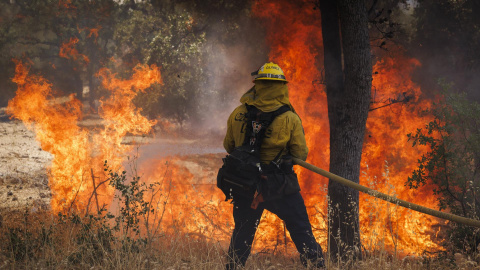 Los bomberos luchan contra las llamas cerca del parque nacional de Yosemite, en California (EEUU), a 23 de julio de 2022. Los bomberos luchan contra las llamas cerca del parque nacional de Yosemite, en California (EEUU), a 23 de julio de 2022.