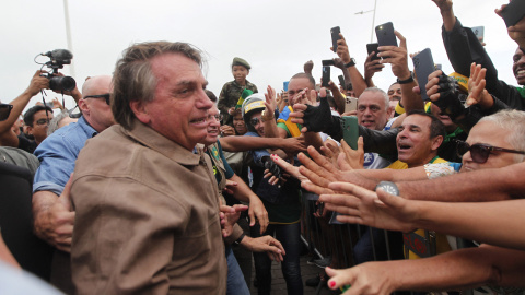 12/07/2022 - El presidente de Brasil, Jair Bolsonaro, saluda a sus partidarios durante un mitin en caravana en Salvado, estado de Bahía, Brasil, el 2 de julio de 2022. 12/07/2022 - El presidente de Brasil, Jair Bolsonaro, saluda a sus partidarios durante un mitin en caravana en Salvado, estado de Bahía, Brasil, el 2 de julio de 2022.