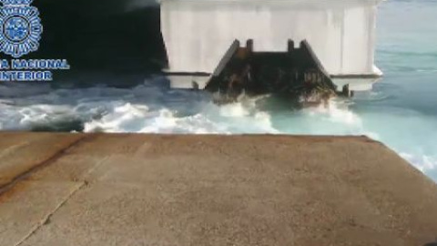 Descubren a un inmigrante argelino oculto en el casco de un ferry. Descubren a un inmigrante argelino oculto en el casco de un ferry.