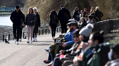 Gente tomando el sol en un parque de Londres.