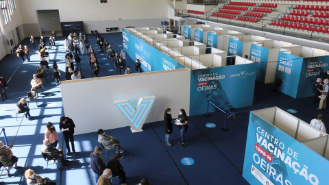 Vista del Pabellón deportivo Carlos Queiroz en Oeiras, afueras de Lisboa. Hacer fila, recibir la dosis y esperar para ver si hay reacción alérgica. En total, un máximo de cuarenta minutos para ser vacunado contra el coronavirus en Portugal.
