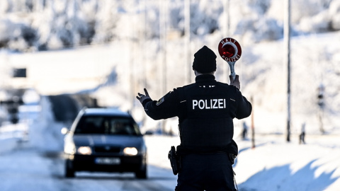 Un policía alemán realiza un control.