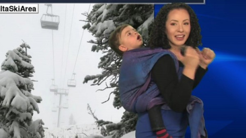 La presentadora Susan Martin con su hijo a la espalda dando el parte meteorológico. Fuente: facebook. La presentadora Susan Martin con su hijo a la espalda dando el parte meteorológico. Fuente: facebook.