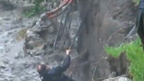 Angustioso rescate de un hombre de las aguas del río Esera en el Valle de Benasque Angustioso rescate de un hombre de las aguas del río Esera en el Valle de Benasque