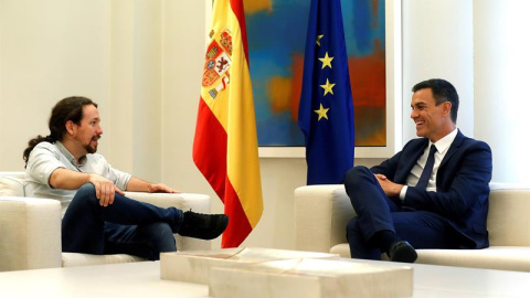 El presidente del Gobierno, Pedro Sánchez (d), y el secretario general de Podemos, Pablo Iglesias (i), durante el encuentro que mantienen esta tarde en el Palacio de la Moncloa, en Madrid. EFE/ Kiko Huesca El presidente del Gobierno, Pedro Sánchez (d), y el secretario general de Podemos, Pablo Iglesias (i), durante el encuentro que mantienen esta tarde en el Palacio de la Moncloa, en Madrid. EFE/ Kiko Huesca