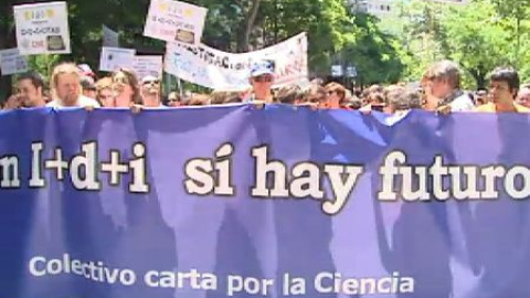 Miles de científicos vuelven a echarse a las calles en protesta por los recortes Miles de científicos vuelven a echarse a las calles en protesta por los recortes
