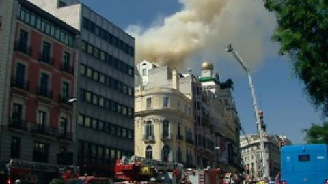 Extinguido el incendio del Teatro Alcázar de Madrid Extinguido el incendio del Teatro Alcázar de Madrid