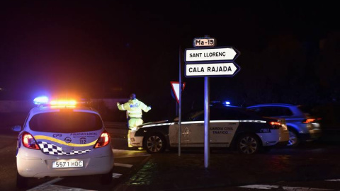 Miembros de la Policía Local y de la Guardia Civil vigilan el tráfico de San Llorenç (Mallorca), zona afectada por las inundaciones. EFE Miembros de la Policía Local y de la Guardia Civil vigilan el tráfico de San Llorenç (Mallorca), zona afectada por las inundaciones. EFE