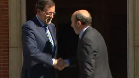 Rajoy recibe a Rubalcaba en Moncloa Rajoy recibe a Rubalcaba en Moncloa
