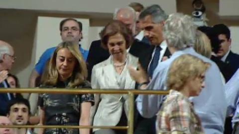 Abucheos y aplausos para recibir a la Reina en el Auditorio Nacional Abucheos y aplausos para recibir a la Reina en el Auditorio Nacional