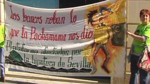 Nueva protesta de la PAH para exigir a los bancos que negocien con los hipotecados Nueva protesta de la PAH para exigir a los bancos que negocien con los hipotecados