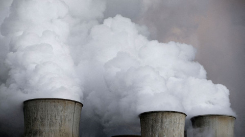 El vapor sale de las torres de enfriamiento de la planta de energía de carbón de RWE, una de las compañías de electricidad y gas más grandes de Europa en Niederaussem, Alemania, el 3 de marzo de 2016. El vapor sale de las torres de enfriamiento de la planta de energía de carbón de RWE, una de las compañías de electricidad y gas más grandes de Europa en Niederaussem, Alemania, el 3 de marzo de 2016.