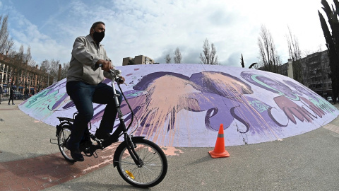 Vista del mural feminista de Alcalá de Henares, Madrid que ha amanecido este domingo con pintadas tras ser inaugurado ayer por la vicepresidenta del Gobierno, Carmen Calvo.