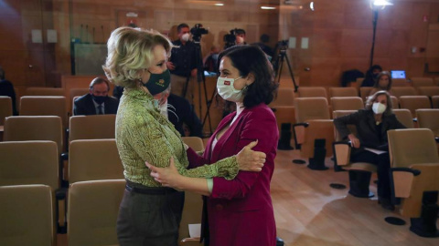 La presidenta de la Comunidad de Madrid, Isabel Díaz Ayuso (d), saluda a la expresidenta regional Esperanza Aguirre (i) al recibir el premio "Sociedad Civil" otorgado por la Fundación Civismo en Madrid, este martes. La presidenta de la Comunidad de Madrid, Isabel Díaz Ayuso (d), saluda a la expresidenta regional Esperanza Aguirre (i) al recibir el premio "Sociedad Civil" otorgado por la Fundación Civismo en Madrid, este martes.