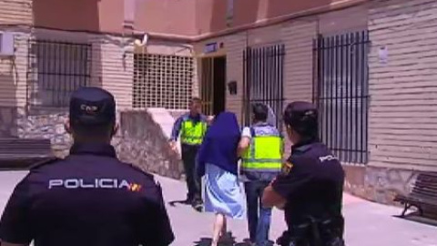 Rescatan a un bebé que su madre había arrojado por el desagüe Rescatan a un bebé que su madre había arrojado por el desagüe