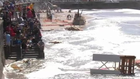 Las olas se llevan las hogueras en A Coruña Las olas se llevan las hogueras en A Coruña