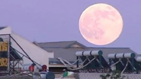 La 'superluna' ilumina el cielo de todo el mundo La 'superluna' ilumina el cielo de todo el mundo