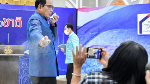 El primer ministro tailandés, Prayuth Chan - ocha, rocía desinfectante de manos a los periodistas de la primera fila para evitar responder preguntas El primer ministro tailandés, Prayuth Chan - ocha, rocía desinfectante de manos a los periodistas de la primera fila para evitar responder preguntas
