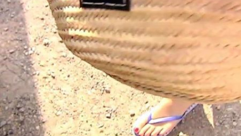Conducir con chanclas o descalzo incrementa el peligro de sufrir un accidente. Conducir con chanclas o descalzo incrementa el peligro de sufrir un accidente.