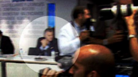 Luis Bárcenas ha pasado en cinco años del anonimato a ser el centro de todos los objetivos de la prensa Luis Bárcenas ha pasado en cinco años del anonimato a ser el centro de todos los objetivos de la prensa