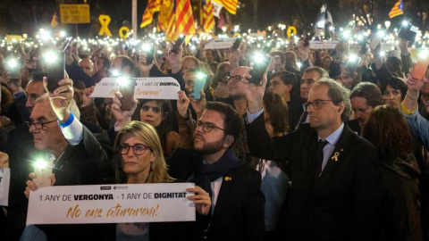 El president i el vicepresident de la Generalitat, Quim Torra i Pere Aragonès, i la portaveu del Govern, Elsa Artadi, a la concentració "Un any de vergonya, un any de dignitat" convocada per  ANC i Ómnium Cultural, en l'aniversari de l'empresonament de