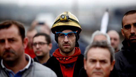 Un grupo de trabajadores de la empresa de Alcoa en A Coruña, durante la concentración convocada después del anuncio del cierre de dos de sus tres plantas en España. EFE/Cabalar Un grupo de trabajadores de la empresa de Alcoa en A Coruña, durante la concentración convocada después del anuncio del cierre de dos de sus tres plantas en España. EFE/Cabalar