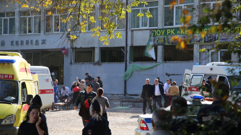 Personal de los servicios de emergencias atienden a varios heridos después de que un estudiante atentase contra el instituto politécnico de la ciudad de Kerch (Crimea). / EFE Personal de los servicios de emergencias atienden a varios heridos después de que un estudiante atentase contra el instituto politécnico de la ciudad de Kerch (Crimea). / EFE