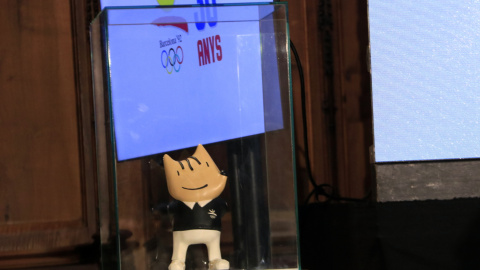 Una figura de Cobi, la mascota de Barcelona'92, en una vitrina al Saló de Cent de l'Ajuntament de Barcelona, en l'acte institucional per commemorar els 30 anys dels Jocs Olímpics i Paralímpics.