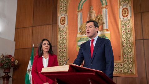 El nuevo presidente de la Junta de Andalucía, Juanma Moreno, durante el acto de toma posesión donde ha jurado su cargo en el Parlamento andaluz en Sevilla. EFE/Julio Muñoz El nuevo presidente de la Junta de Andalucía, Juanma Moreno, durante el acto de toma posesión donde ha jurado su cargo en el Parlamento andaluz en Sevilla. EFE/Julio Muñoz