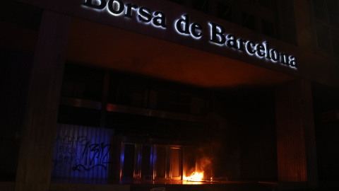 Incendi davant la Borsa de Barcelona en la manifestació d'aquest dissabte contra l'empresonament de Hasél. Incendi davant la Borsa de Barcelona en la manifestació d'aquest dissabte contra l'empresonament de Hasél.