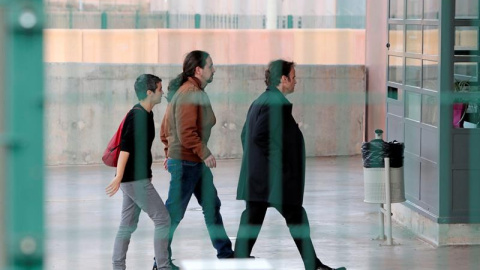 El líder de Podemos, Pablo Iglesias (c), acompañado por la diputada de En Comú Podem en el Congreso, Lucía Martín (i), y el teniente de alcalde en el Ayuntamiento de Barcelona, Jaume Asens (d), a su llegada a la prisión de Lledoners (Barcelona) para El líder de Podemos, Pablo Iglesias (c), acompañado por la diputada de En Comú Podem en el Congreso, Lucía Martín (i), y el teniente de alcalde en el Ayuntamiento de Barcelona, Jaume Asens (d), a su llegada a la prisión de Lledoners (Barcelona) para